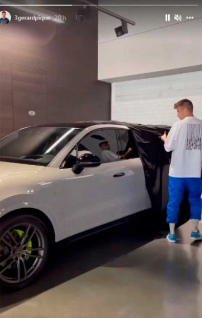 Gerard Piqué, con la ilusión de un niño al destapar su coche nuevo / Instagram