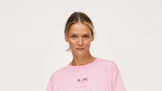La camiseta solidaria de Mango que comprar en el día mundial contra el cáncer de mama