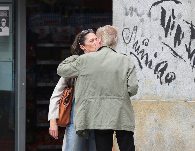 La pareja dio rienda suelta a su pasión con un romántico beso en plena calle / Gtres