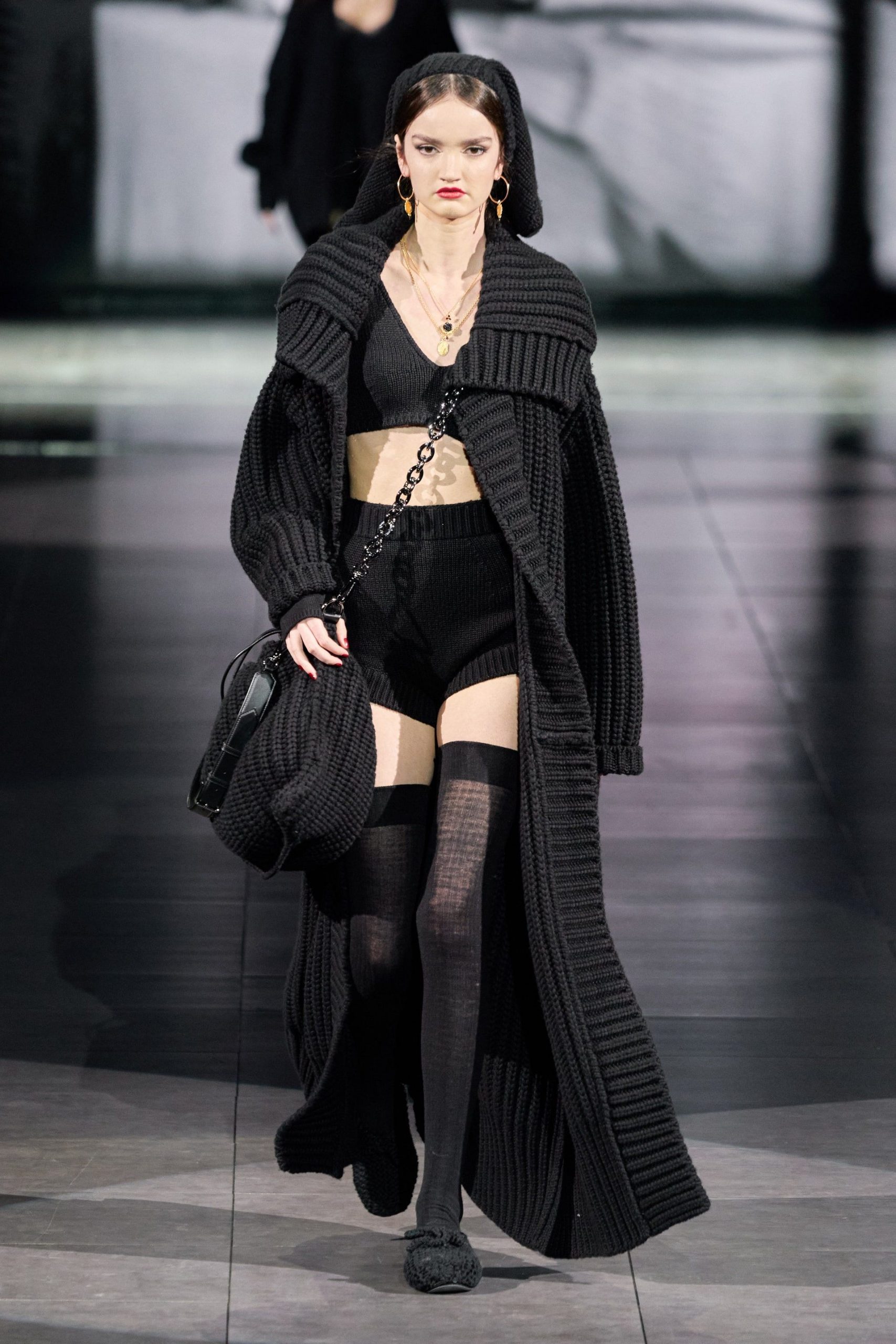 Zara se sube la pasarela de Dolce Gabbana en busca un abrigo de punto