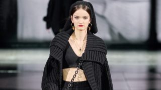 Zara se sube a la pasarela de Dolce Gabbana en busca de un abrigo de punto