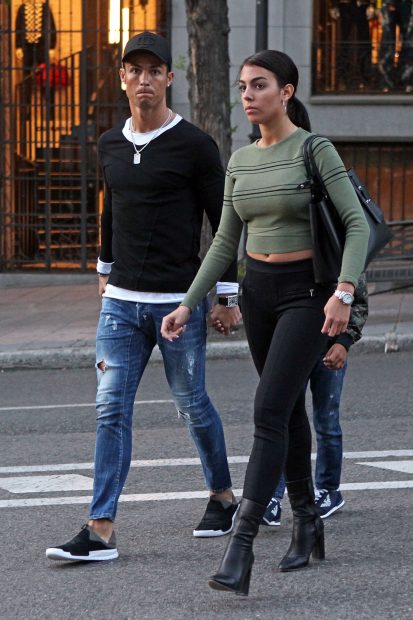 Cristiano Ronaldo y Georgina Rodríguez paseando por las calles de Madrid./Gtres