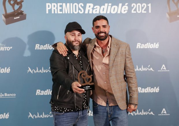 Kiko Rivera con su premio./Gtres