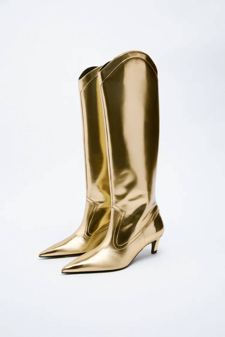 Zara se atreve a clonar las lujosas botas doradas de Chanel de 2.500 euros