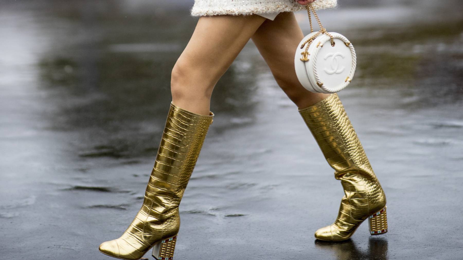 Tratado contar verdad Zara se atreve a clonar las lujosas botas doradas de Chanel de 2.500 euros
