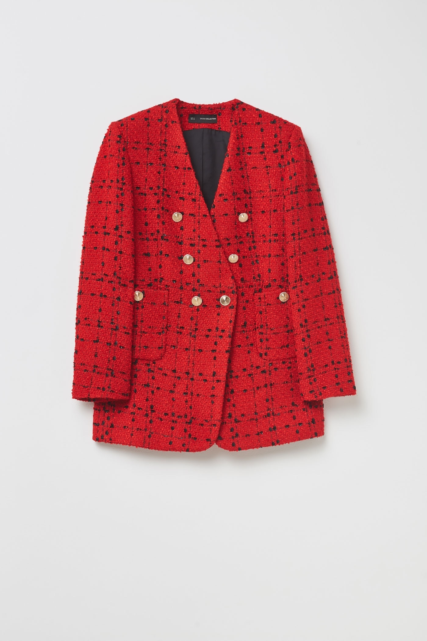 Sfera tiene una chaqueta que parece una copia de la Yves Saint Laurent de 3.000 euros por muy poco dinero.