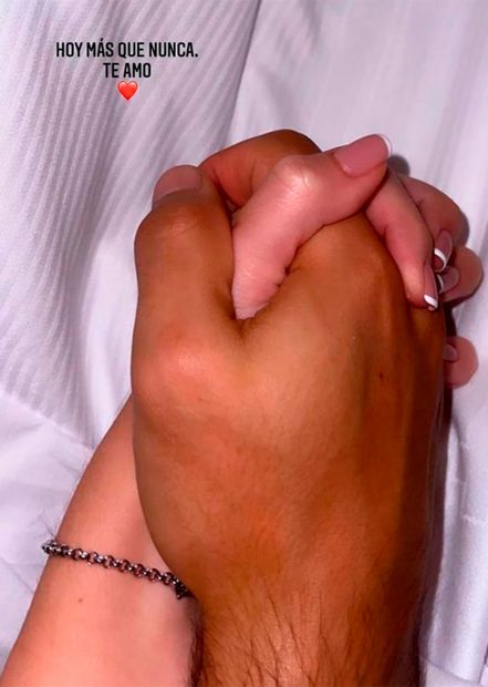 Kun Agüero y su novia, con las manos entrelazadas / Instagram
