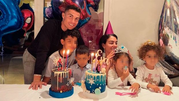Cristiano Ronaldo y Georgina Rodríguez, con sus hijas / Instagram