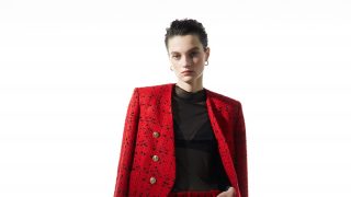 Sfera tiene una chaqueta que parece una copia de la Yves Saint Laurent de 3.000 euros por muy poco dinero.