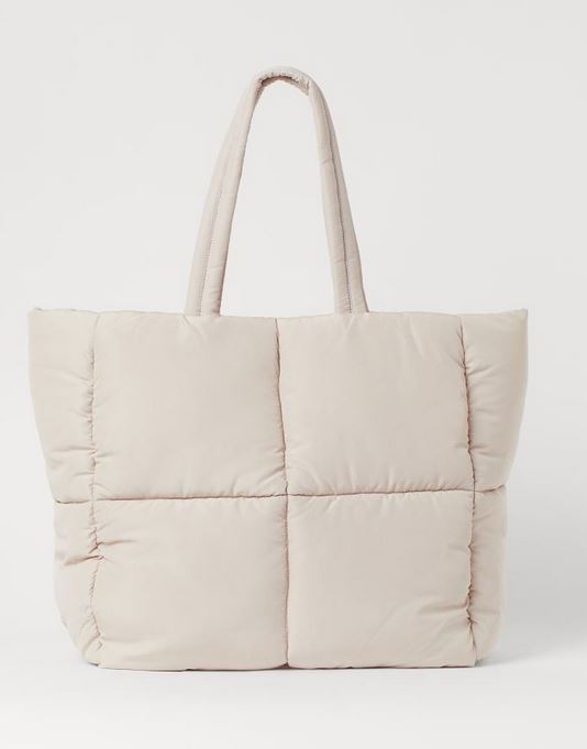 H&M tiene el bolso gigante que ha puesto de moda Balenciaga o Weekday y por menos de 30 euros