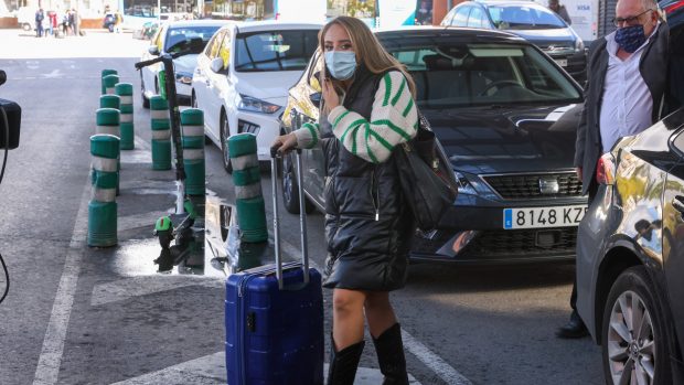 Rocío Flores con una maleta en Madrid./Gtres