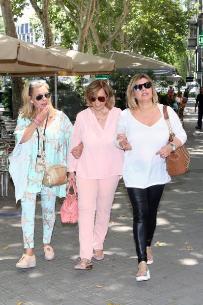 Terelu y María Teresa Campos y Carmen Borrego dando un paseo./Gtres