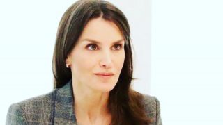 La Reina Letizia apuesta por una marca de botas nacional para sus viajes internacionales