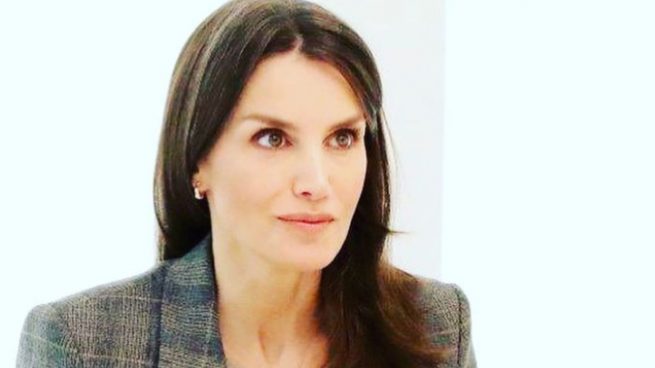 La Reina Letizia apuesta por una marca de botas nacional para sus viajes internacionales