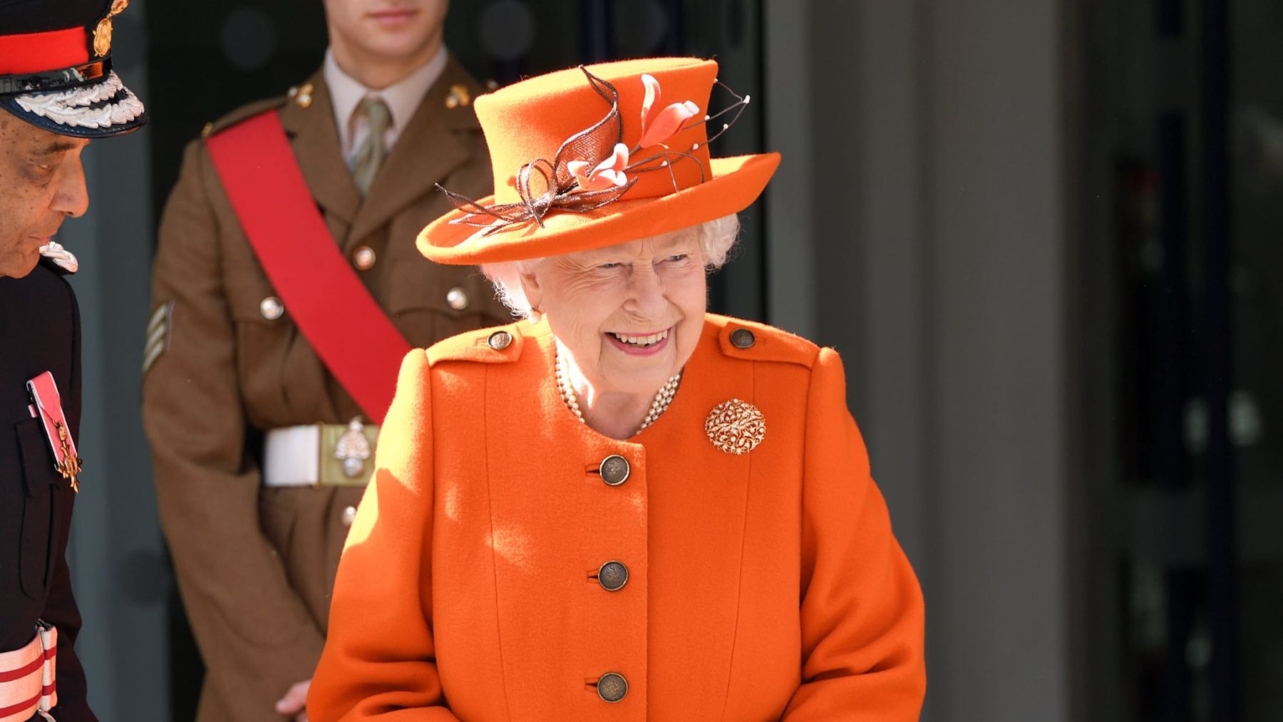 Por qué la reina Isabel II lleva siempre vestidos de colores?