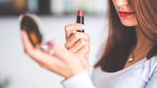 Los mejores trucos de maquillaje para camuflar los síntomas del resfriado otoñal
