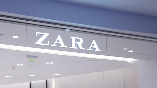 Zara tiene el maravilloso jersey con la espalda descubierta por menos de 30 euros