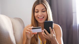 Una joven comprando online con su tarjeta de crédito / Gtres