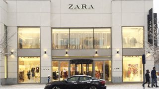 Ahora ve a la moda con el bolso de borrego que puedes personalizar de Zara