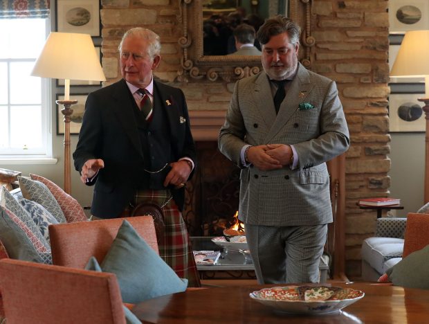 El príncipe Carlos y Michael Fawcett conversando / Gtres