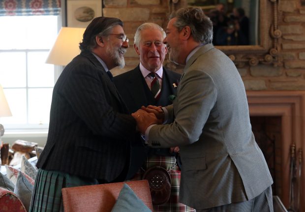 El príncipe Carlos y Michael Fawcett en una reunión / Gtres