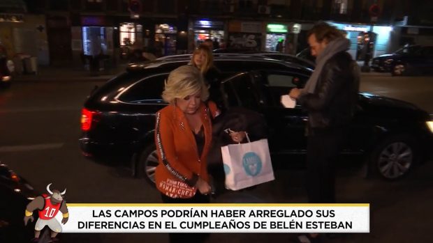 Terelu Campos y Alejandra Rubio bajándose de un coche / Telecinco