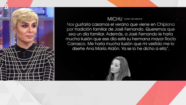 Ana María Aldón leyendo un texto / Telecinco