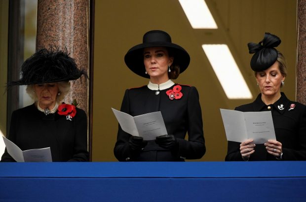 Kate Middleton, Sophie de Wessex y Camilla de Cornualles leyendo / Gtres