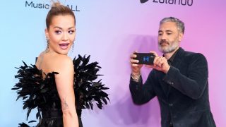 Rita Ora y Taika Waititi en los MTV EMA 2021 / Gtres