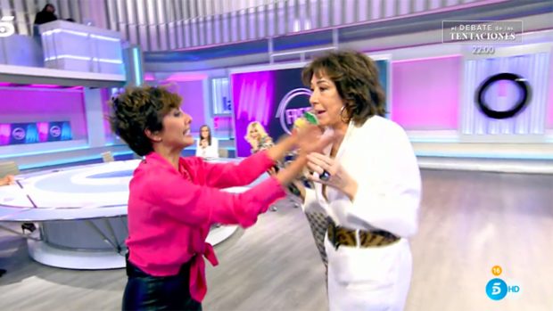 Sonsoles Ónega y Ana Rosa Quintana en 'Ya son las 8'./Telecinco