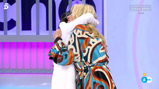 Gloria Camila y Rosa Benito, abrazadas./Telecinco