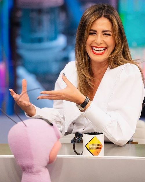 Get out of the typical white shirt like Nuria Roca that gives a change to your look with Uterqüe