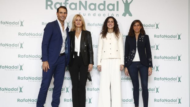 Rafa Nadal junto a su madre, Ana María Parera y Xisca Perelló en el 'photocall'./Gtres