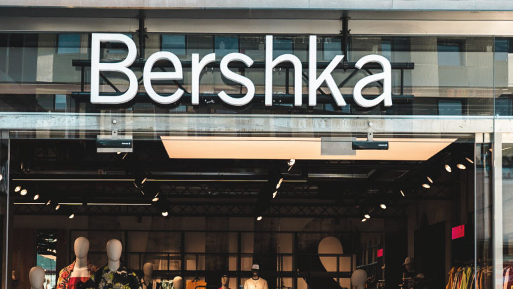 Bershka lowers its star jacket: the successful jacket is lowered by 40% ...