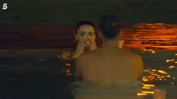 Rosario y Suso en la piscina./Telecinco