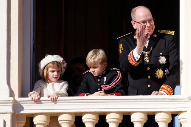 El Príncipe Alberto y sus hijos saludando / Gtres