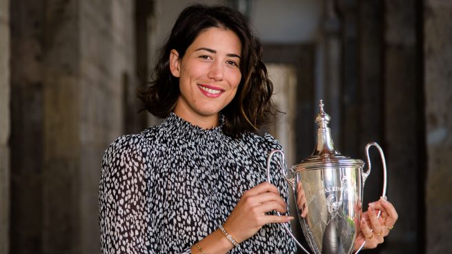 Garbiñe Muguruza posando con el trofeo / Gtres