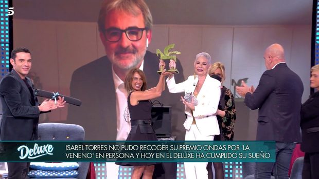 Isabel Torres con su Premio Ondas / Telecinco