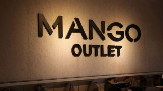 El vestidazo de Mango Outlet por menos de 8 euros para una comida navideña