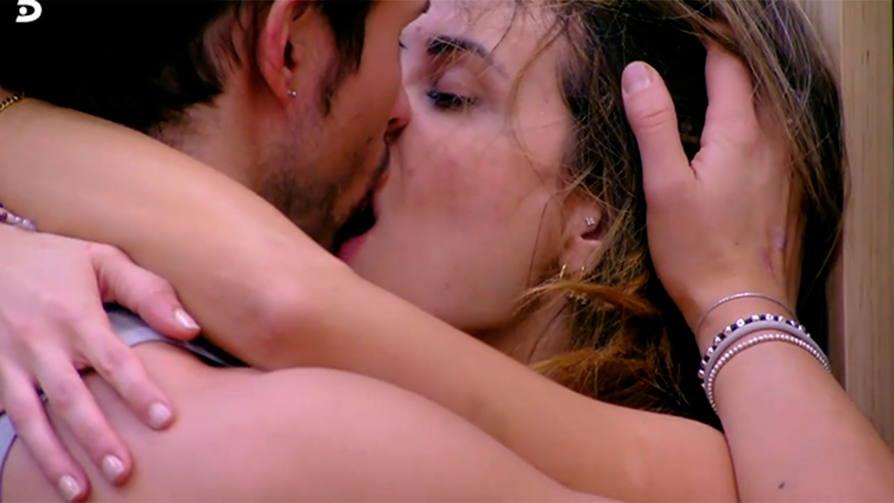 El beso entre Cristina Porta y Luca Onestini / Telecinco