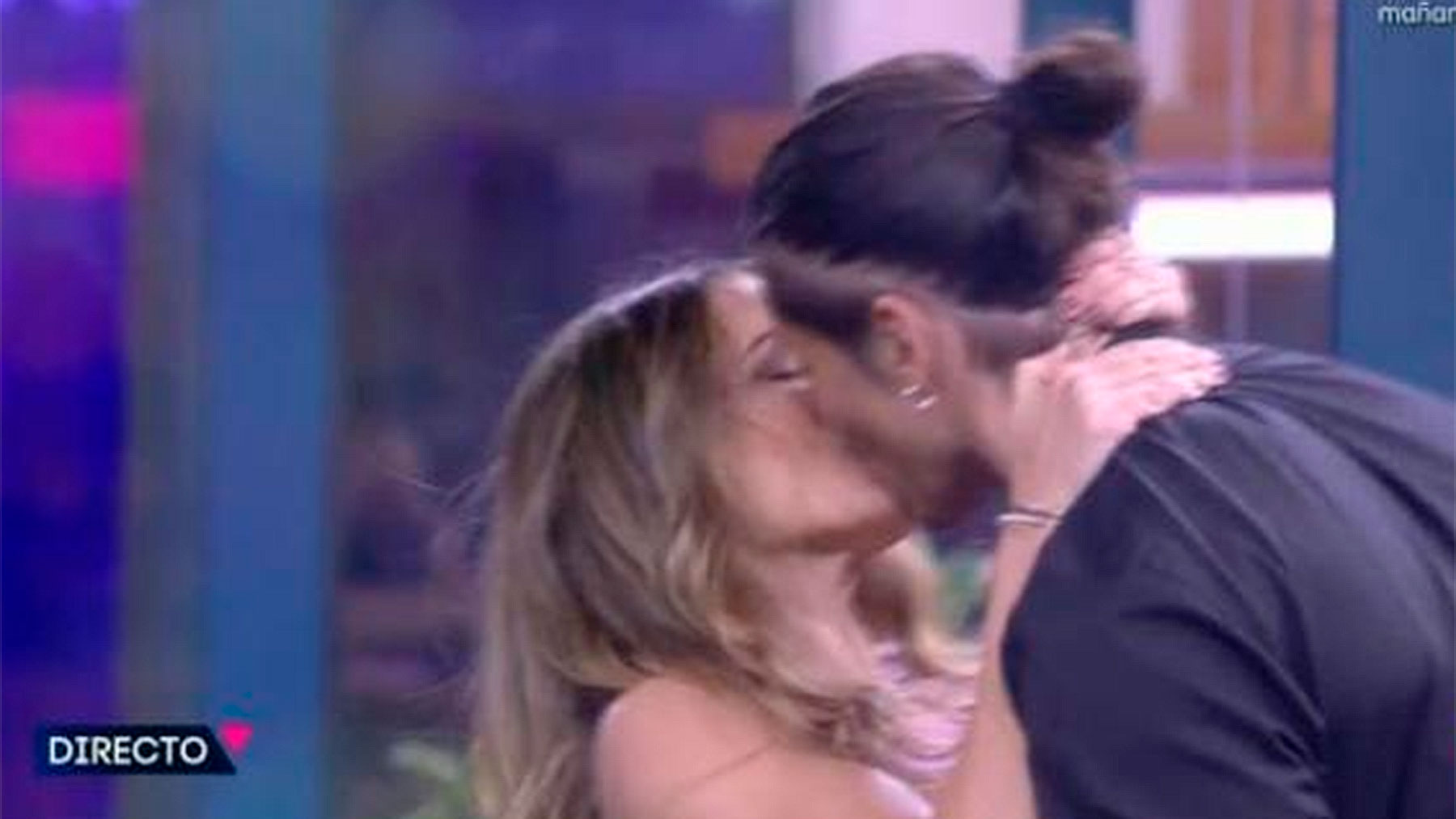 Beso entre Cris Porta y Luca / Telecinco