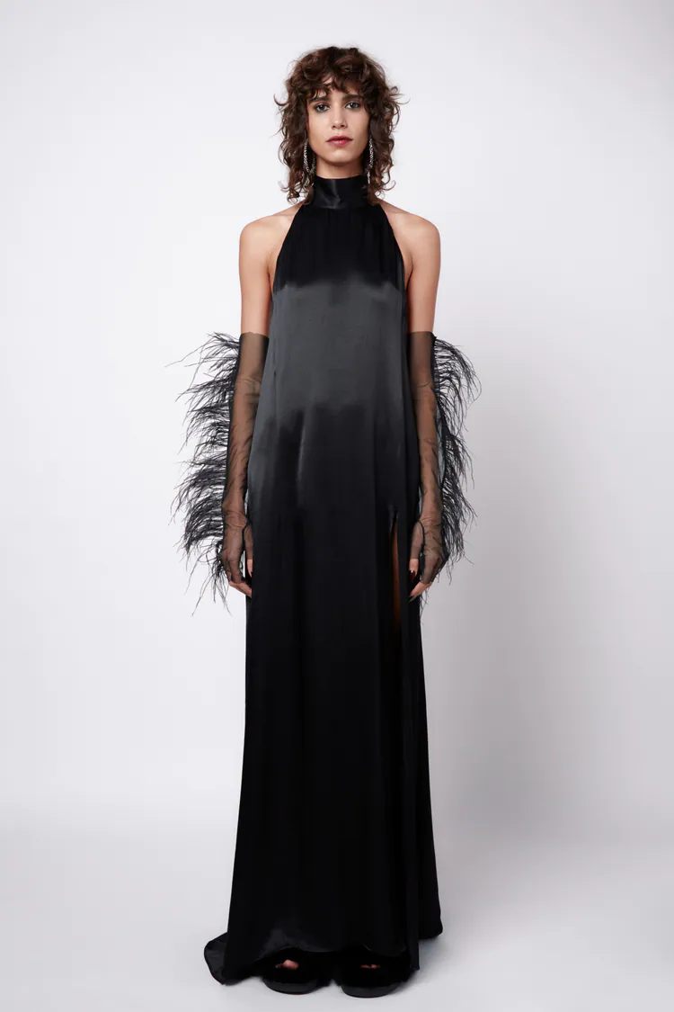 Zara te convierte en una estrella de Hollywood de los años 50 con un elegante vestido de noche que viene acompañado de unos guantes con plumas.