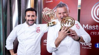 Juanma Castaño y Miki Nadal, con el trofeo / Gtres