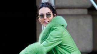 Kendall Jenner con un abrigo verde / Gtres