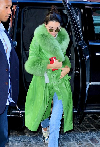 Kendall Jenner con un abrigo verde / Gtres