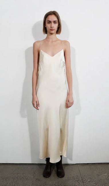 Si te gusta el efecto piel este es tu vestido: Zara vende este camisero por menos de 30 euros
