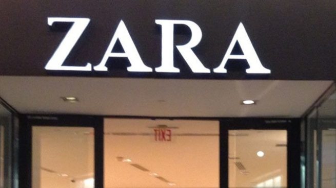 El vestido de lentejuelas y terciopelo exite y está en Zara