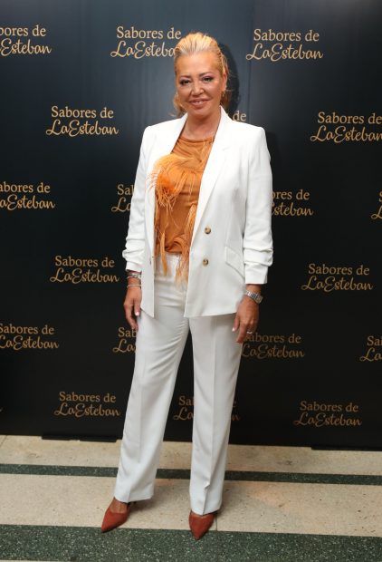 Belén Esteban con un traje blanco./Gtres