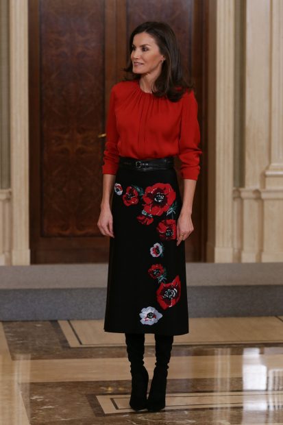 La Reina Letizia con un conjunto de falda y blusa./Gtres