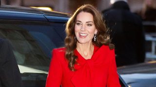 Kate Middleton tras bajarse de un coche / Gtres